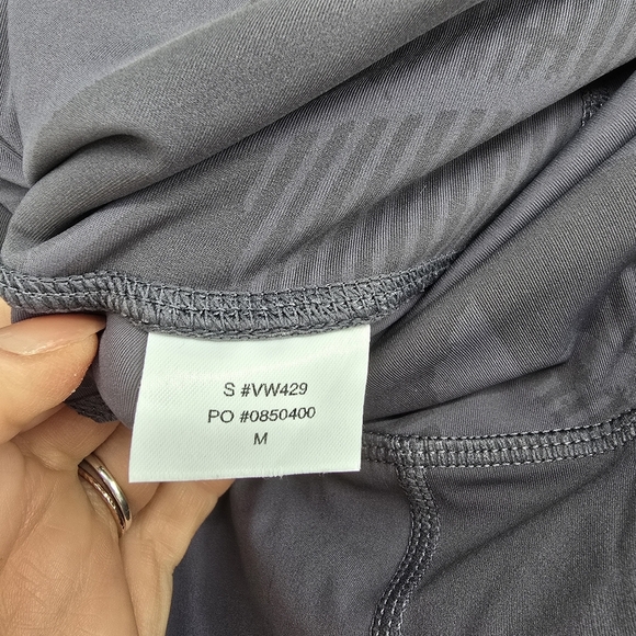 Vuori Stride grey leaf design 7/8 high rise Legging size medium - Picture 3 of 7